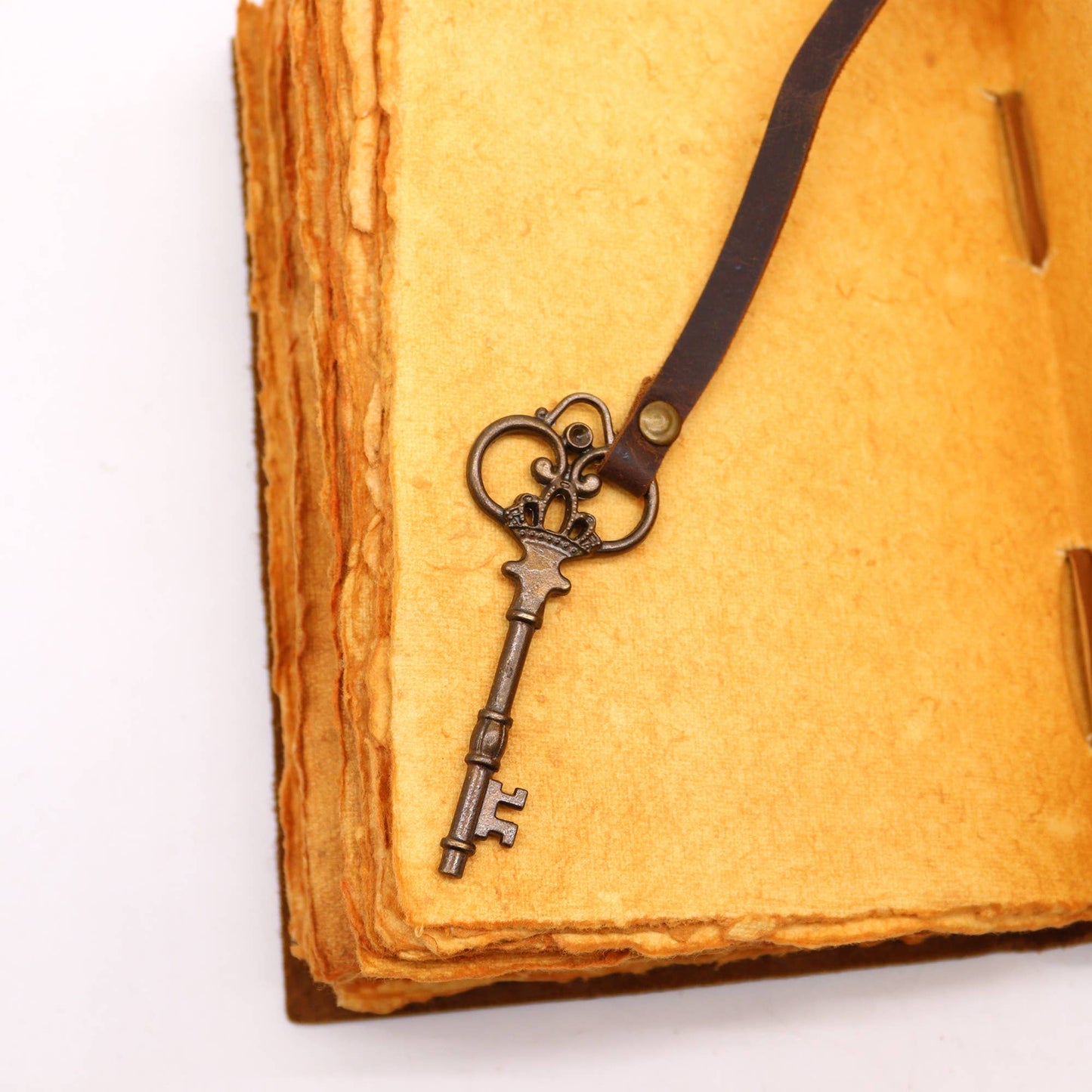 Oiled Leather & Key (13x18cm)