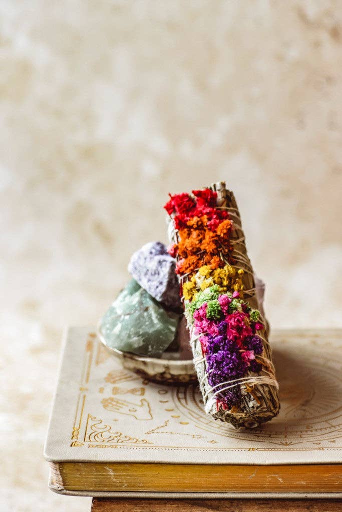 White Sage & 7 Chakra petals - Smudge Stick: O/S