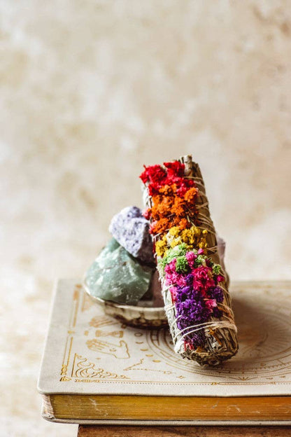 White Sage & 7 Chakra Sinuata Petals - Smudge Stick: O/S