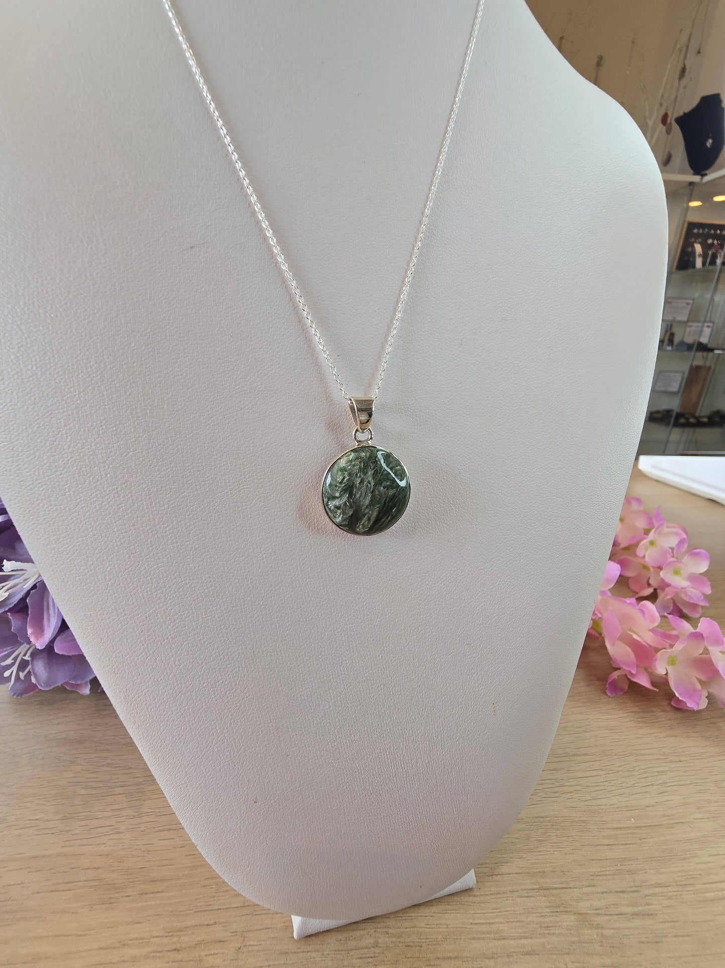 Serephenite Sterilng Silver Pendant and Chain - 4.0g