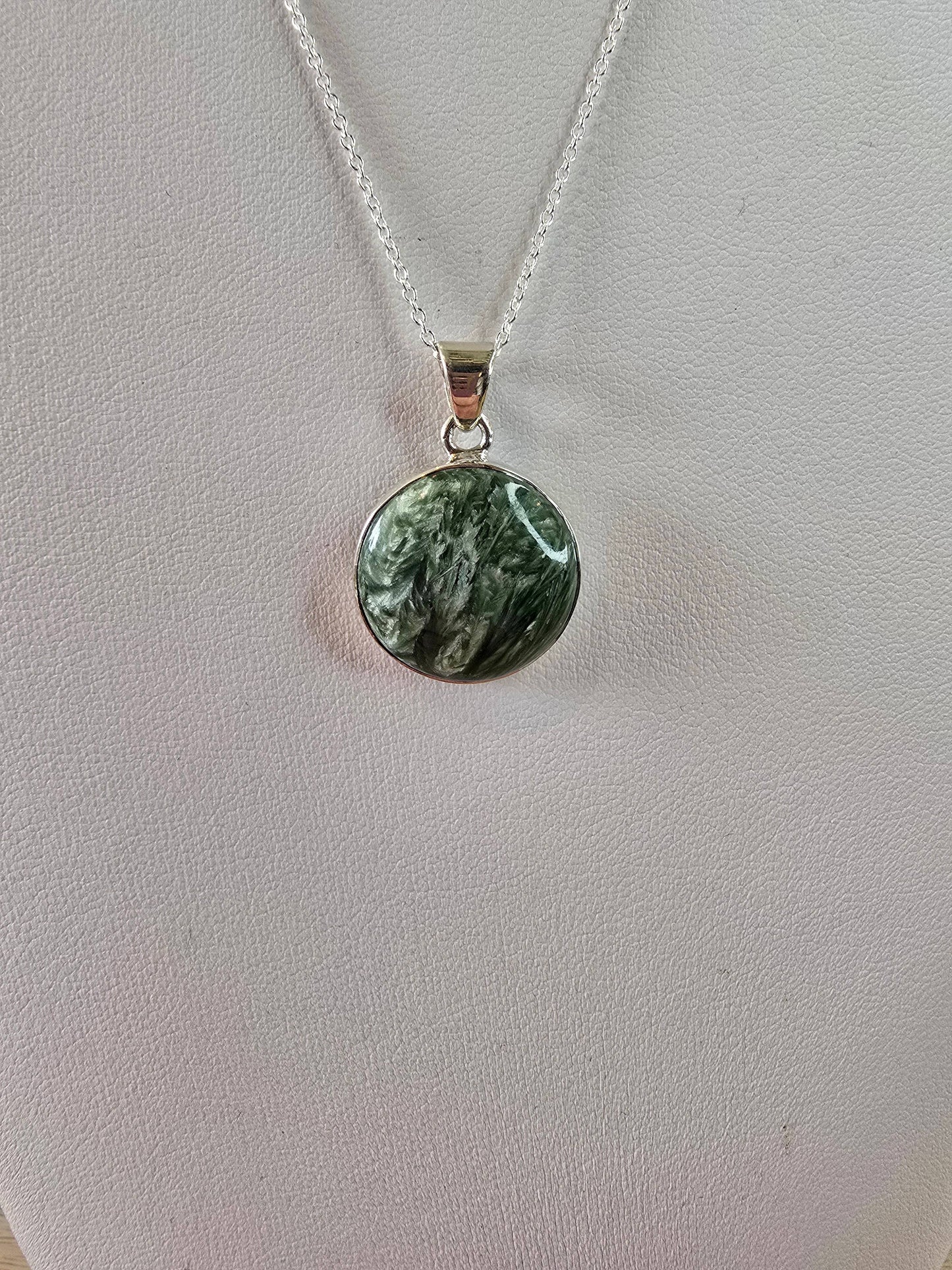Serephenite Sterilng Silver Pendant and Chain - 4.0g