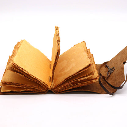 Oiled Leather & Key (13x18cm)