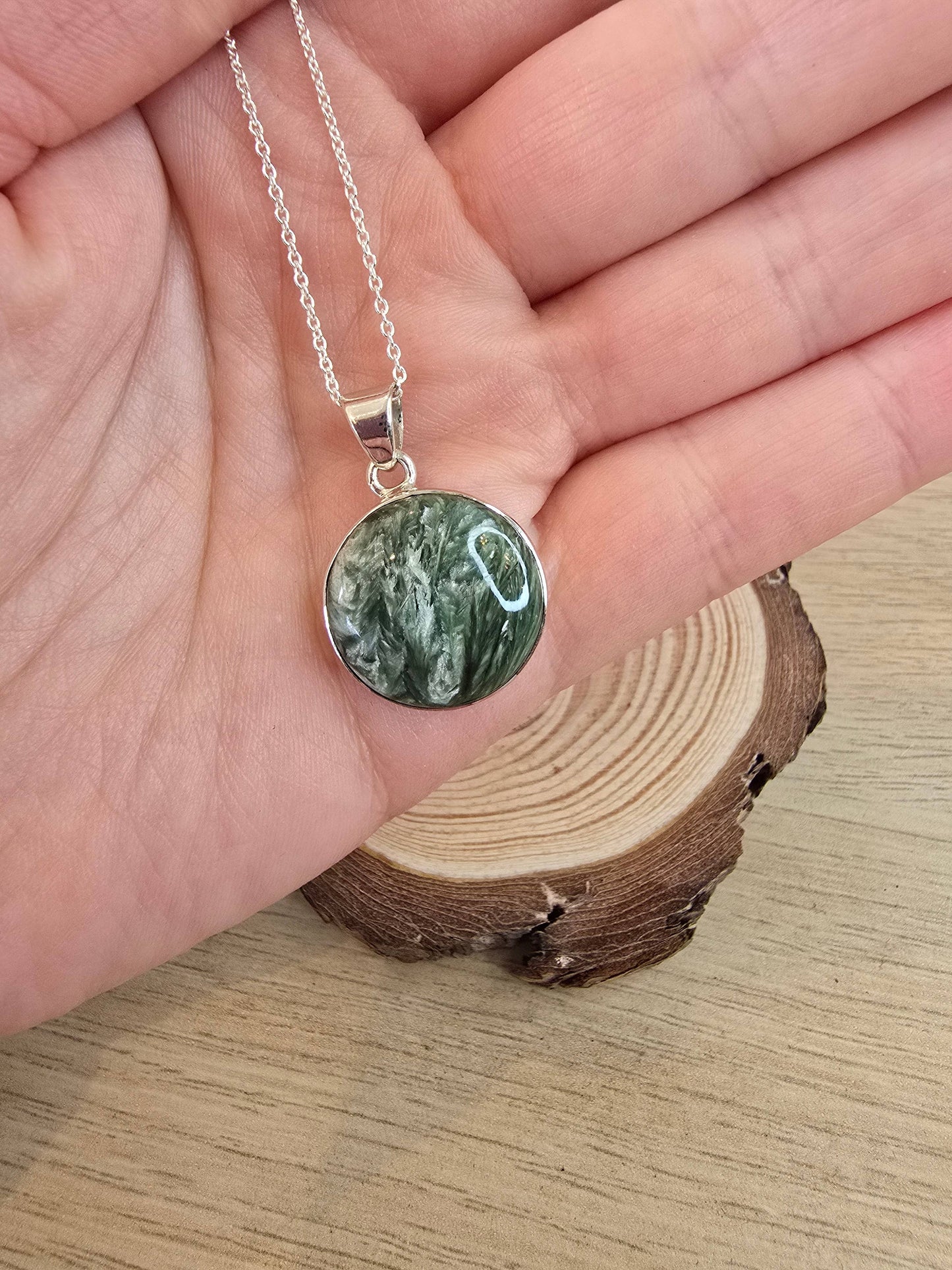 Serephenite Sterilng Silver Pendant and Chain - 4.0g